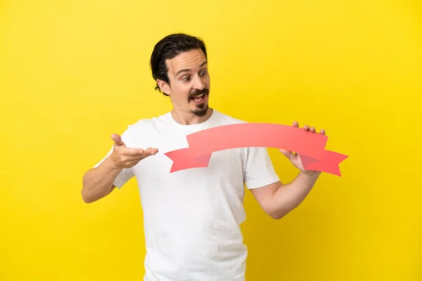 Jovem Caucasiano Isolado Fundo Amarelo Segurando Cartaz Vazio Com Expressão — Fotografia de Stock