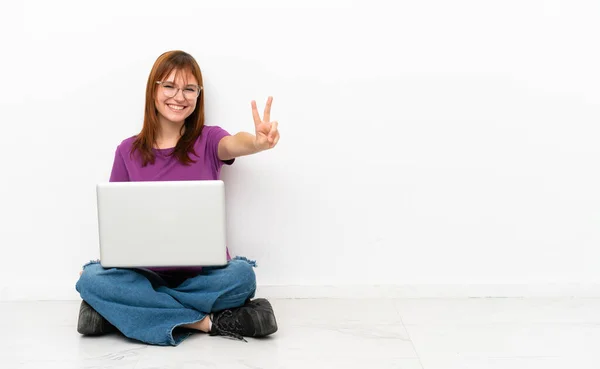 Rothaariges Mädchen Mit Laptop Das Lächelnd Auf Dem Boden Sitzt — Stockfoto