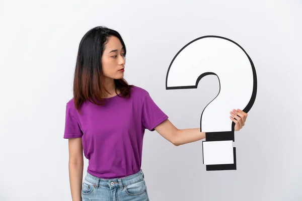 Young Vietnamese Woman Isolated White Background Holding Question Mark Icon — Stock Photo, Image