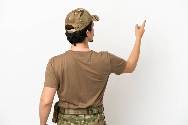 人差し指で後ろを指して白い背景に隔離された兵士の男 — ストック写真