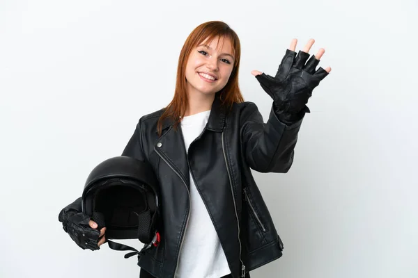 Руда Дівчина Мотоциклетним Шоломом Ізольована Білому Тлі Підраховуючи Ять Пальцями — стокове фото