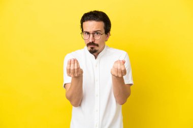 Sarı arka planda izole genç beyaz adam para hareketi yapıyor ama mahvoldu.