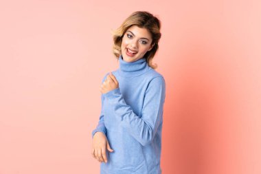 Pembe arka planda izole edilmiş genç Rus kadın zaferi kutluyor.