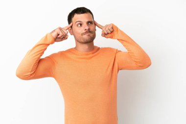 İzole edilmiş beyaz arka planı olan Brezilyalı adamın şüpheleri ve düşünceleri var.