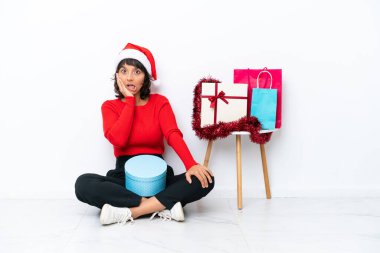 Noel 'i kutlayan genç bir kız beyaz bir fırında yalnız başına oturuyor. Şaşırmış ve şok olmuş bir yüz ifadesiyle.