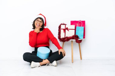 Genç bir kız Noel 'i kutluyor. Beyaz bir fırında, gözlüklü ve gülümseyen bir şekilde.