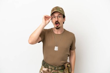 Beyaz arka planda gözlüklü ve şaşırmış bir asker.