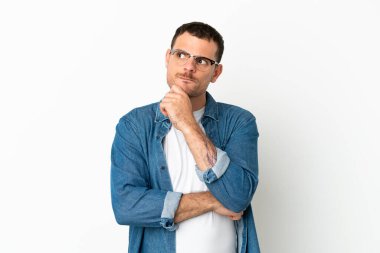 İzole edilmiş beyaz arka planı olan Brezilyalı adamın şüpheleri ve düşünceleri var.