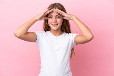 Pembe arka planda izole edilmiş beyaz bir kız. Sürpriz bir ifadeyle.