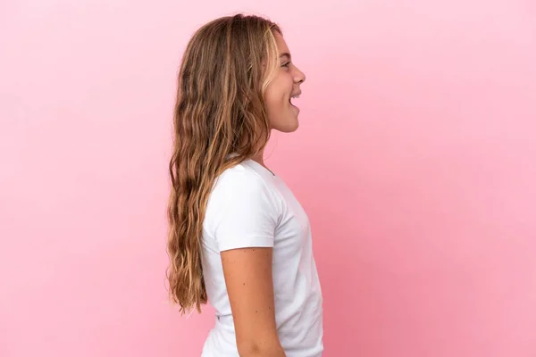 Pequeña Chica Caucásica Aislada Sobre Fondo Rosa Riendo Posición Lateral —  Fotos de Stock