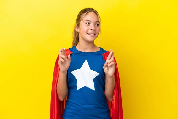 Super Hero Kleines Mädchen Isoliert Auf Gelbem Hintergrund Mit Daumendrücken — Stockfoto