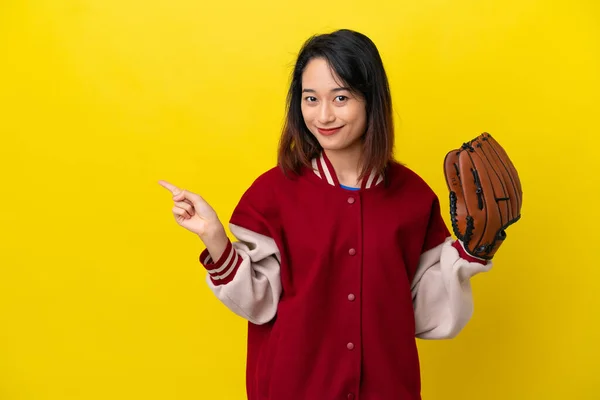 Νεαρή Βιετναμέζα Παίκτρια Γάντι Του Μπέιζμπολ Απομονωμένο Κίτρινο Φόντο Που — Φωτογραφία Αρχείου