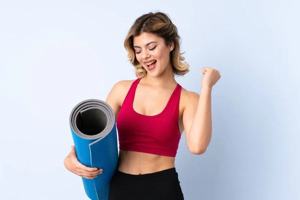 Ragazza Russa Con Tappetino Isolato Sfondo Blu Che Celebra Una — Foto Stock