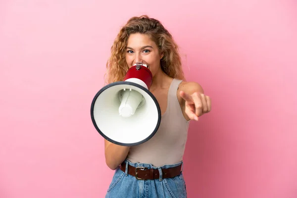 Jonge Blonde Vrouw Geïsoleerd Roze Achtergrond Schreeuwen Door Een Megafoon — Stockfoto