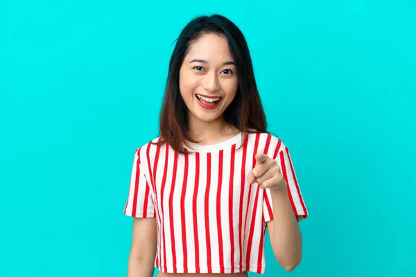 Jeune Femme Vietnamienne Isolée Sur Fond Bleu Surpris Pointant Devant — Photo