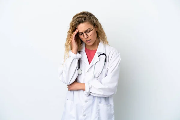 Ung Läkare Blond Kvinna Isolerad Vit Bakgrund Med Huvudvärk — Stockfoto