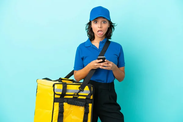 Jovem Mulher Entrega Com Mochila Térmica Surpreendida Enviando Uma Mensagem — Fotografia de Stock