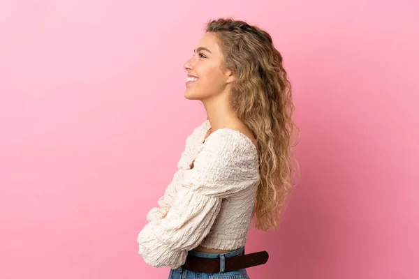 Mujer Rubia Joven Aislada Sobre Fondo Rosa Posición Lateral —  Fotos de Stock