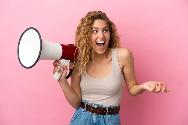 Jong Blond Vrouw Geïsoleerd Roze Achtergrond Met Een Megafoon Met — Stockfoto