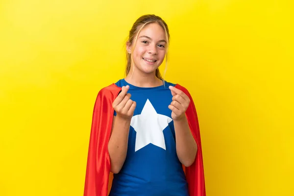 スーパーヒーロー女の子絶縁上の黄色の背景作るお金ジェスチャー — ストック写真