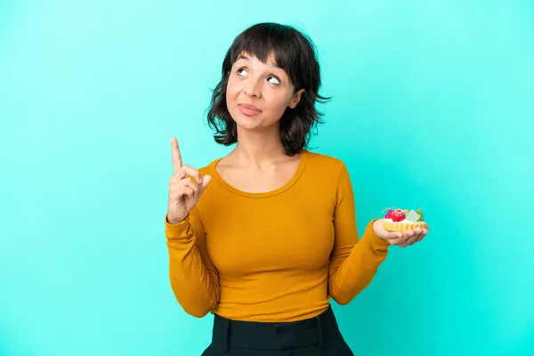 Junge Mischlingshündin Mit Einem Törtchen Auf Blauem Hintergrund Das Auf — Stockfoto