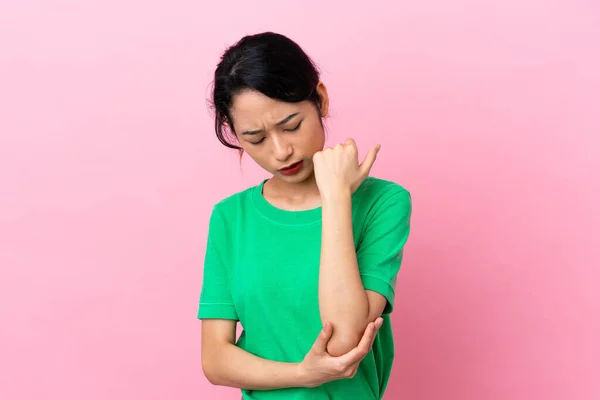 Νεαρή Βιετναμέζα Γυναίκα Απομονωμένη Ροζ Φόντο Πόνο Στον Αγκώνα — Φωτογραφία Αρχείου