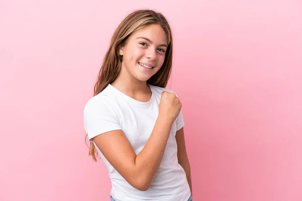 Pequena Menina Caucasiana Isolado Fundo Rosa Comemorando Uma Vitória — Fotografia de Stock