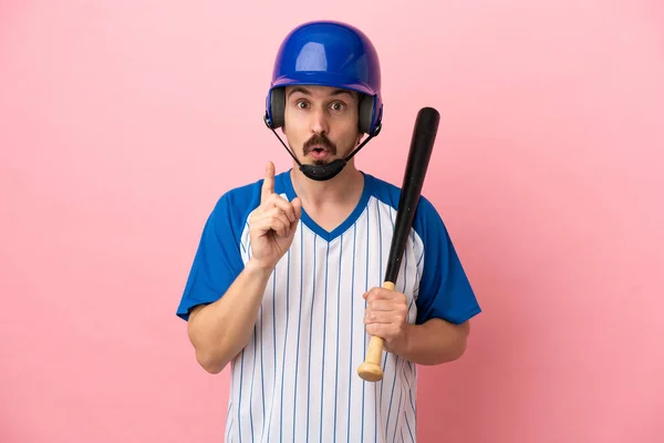 Joven Hombre Caucásico Jugando Béisbol Aislado Sobre Fondo Rosa Con —  Fotos de Stock