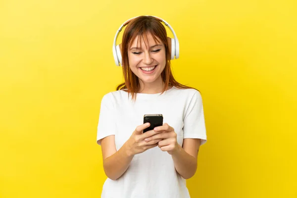 Redhead Κορίτσι Απομονώνονται Κίτρινο Φόντο Ακούγοντας Μουσική Και Ψάχνει Για — Φωτογραφία Αρχείου