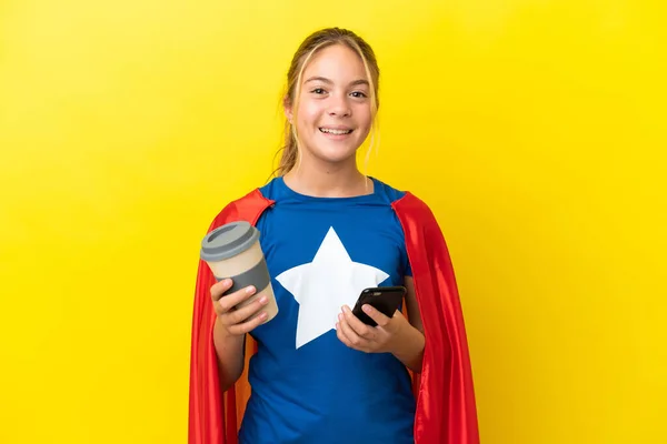 Super Hero Klein Meisje Geïsoleerd Gele Achtergrond Met Koffie Mee — Stockfoto
