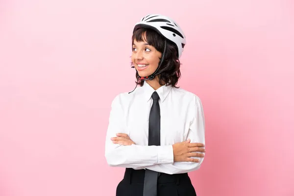 Junge Frau Mit Fahrradhelm Auf Rosa Hintergrund Glücklich Und Lächelnd — Stockfoto