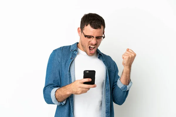 Hombre Brasileño Sobre Fondo Blanco Aislado Sorprendido Enviando Mensaje —  Fotos de Stock