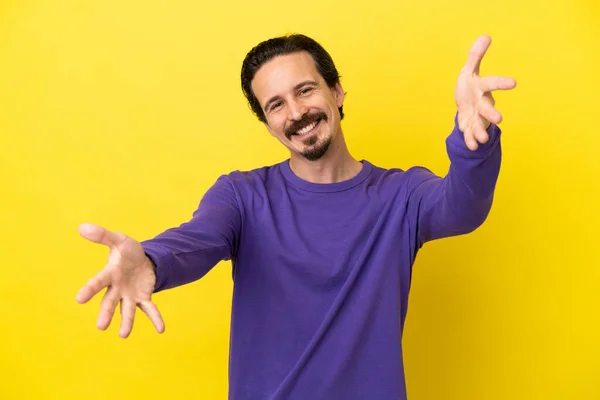 Joven Hombre Caucásico Aislado Sobre Fondo Amarillo Presentando Invitando Venir — Foto de Stock