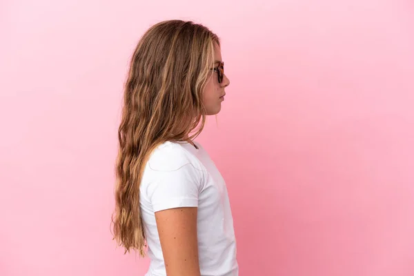 Klein Blank Meisje Geïsoleerd Roze Achtergrond Met Bril — Stockfoto