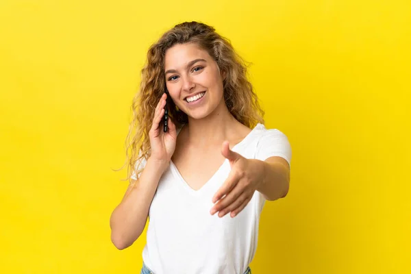 Jong Blond Vrouw Met Behulp Van Mobiele Telefoon Geïsoleerd Gele — Stockfoto