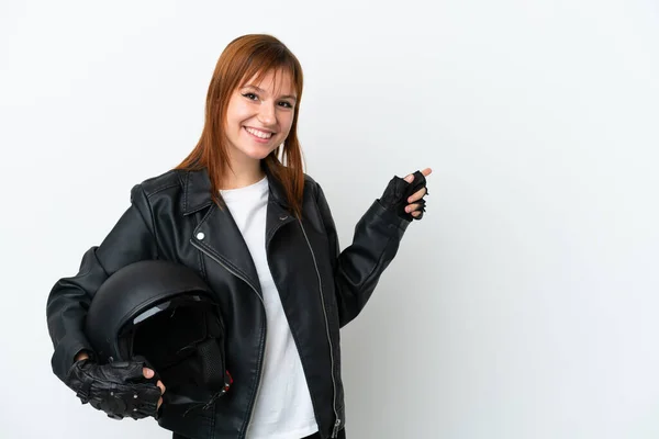 Roodharige Meisje Met Een Motorfiets Helm Geïsoleerd Witte Achtergrond Wijzend — Stockfoto