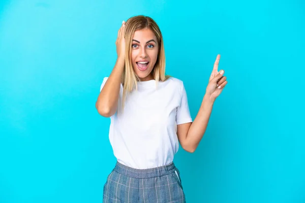 Blonde Uruguayische Mädchen Isoliert Auf Blauem Hintergrund Überrascht Und Zeigt — Stockfoto