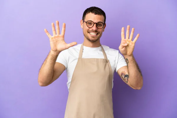 Garçom Restaurante Brasileiro Sobre Fundo Roxo Isolado Contando Nove Com — Fotografia de Stock