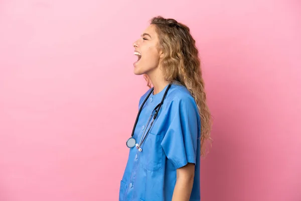 Giovane Medico Chirurgo Donna Isolato Sfondo Rosa Ridere Posizione Laterale — Foto Stock