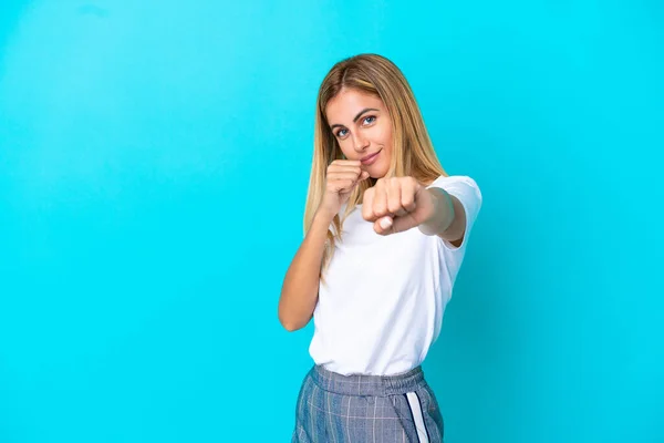 Rubia Chica Uruguaya Aislada Sobre Fondo Azul Con Gesto Lucha — Foto de Stock