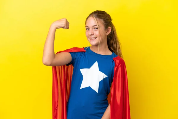 Super Hero Kleines Mädchen Isoliert Auf Gelbem Hintergrund Macht Starke — Stockfoto