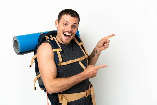 Homme Alpiniste Brésilien Avec Grand Sac Dos Sur Fond Blanc — Photo