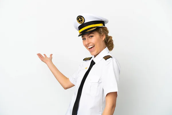 飞机上的金发女飞行员被隔离在白色背景下 向旁边伸出手来 感谢她的邀请 — 图库照片