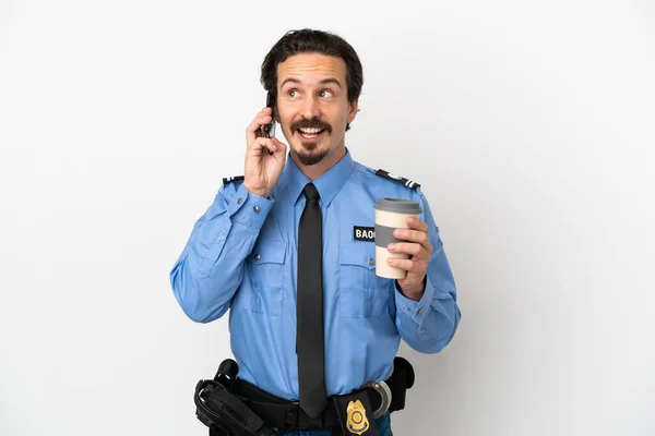 Молодий Поліцейський Над Ізольованим Фоном Білий Тримає Каву Щоб Забрати — стокове фото