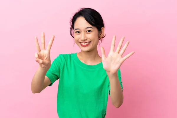 Ung Vietnamesisk Kvinna Isolerad Rosa Bakgrund Räkna Åtta Med Fingrar — Stockfoto