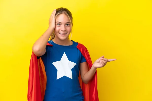 Super Hero Klein Meisje Geïsoleerd Gele Achtergrond Verrast Wijzend Vinger — Stockfoto