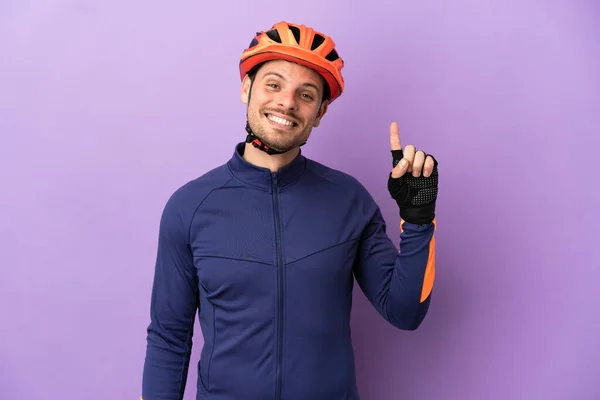 Joven Ciclista Brasileño Aislado Sobre Fondo Púrpura Señalando Una Gran —  Fotos de Stock