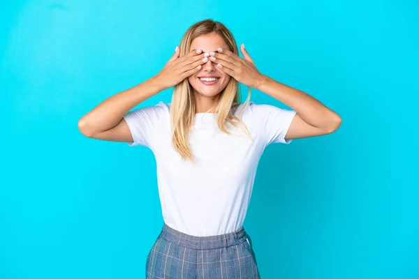 Blondýny Uruguayky Dívka Izolované Modrém Pozadí Zakrývající Oči Rukama Úsměvem — Stock fotografie