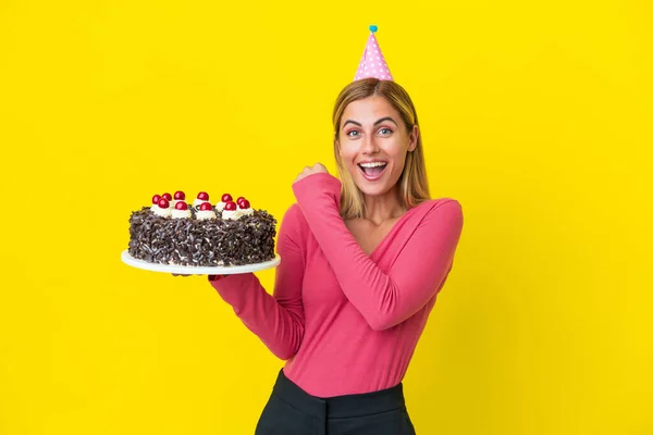 Loira Uruguaia Segurando Bolo Aniversário Isolado Fundo Amarelo Comemorando Uma — Fotografia de Stock