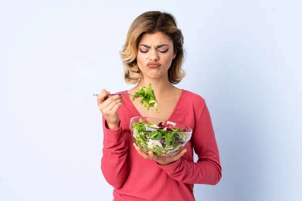 Mulher Adolescente Com Salada Isolada Fundo Azul — Fotografia de Stock